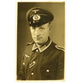 Porträttfoto av en tysk underofficer i infanteriet, belönad med järnkorset och svart sårmärke.